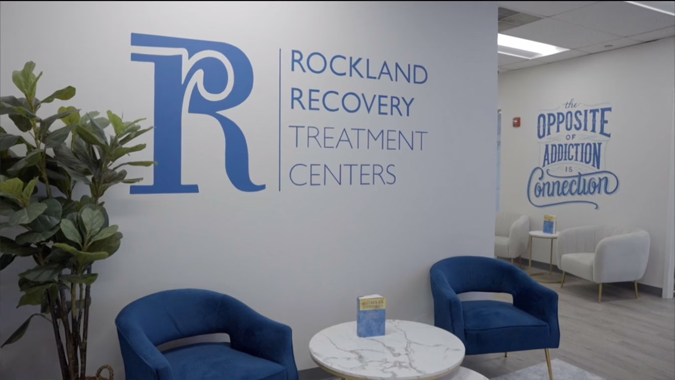 Client waiting area at Rockland Recovery Treatment Centers in Braintree MA offering php and iop